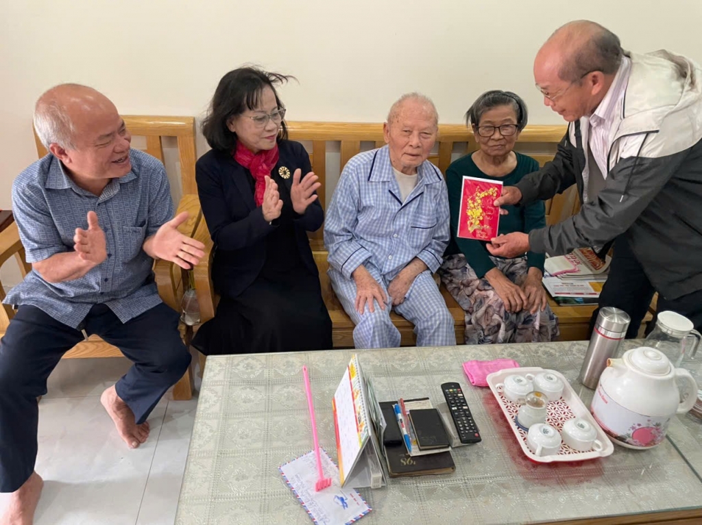 Khánh Hòa: Chi hội Cựu CAND phường Nha Trang thăm, chúc Tết hội viên