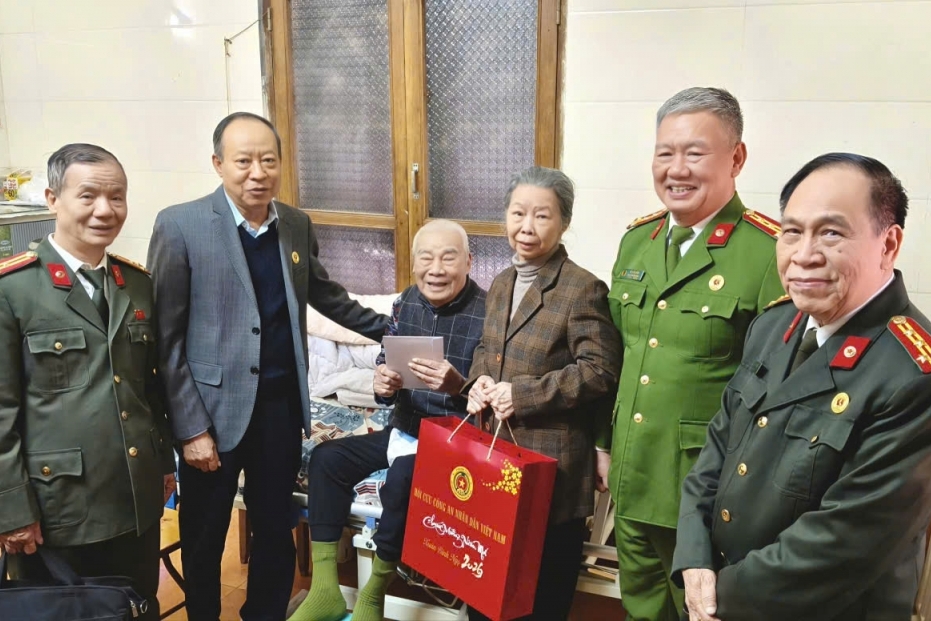 Thượng tướng Lê Quý Vương thăm và chúc Tết cán bộ Tiền khởi nghĩa