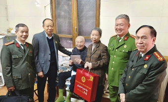 Thượng tướng Lê Quý Vương thăm và chúc Tết cán bộ Tiền khởi nghĩa