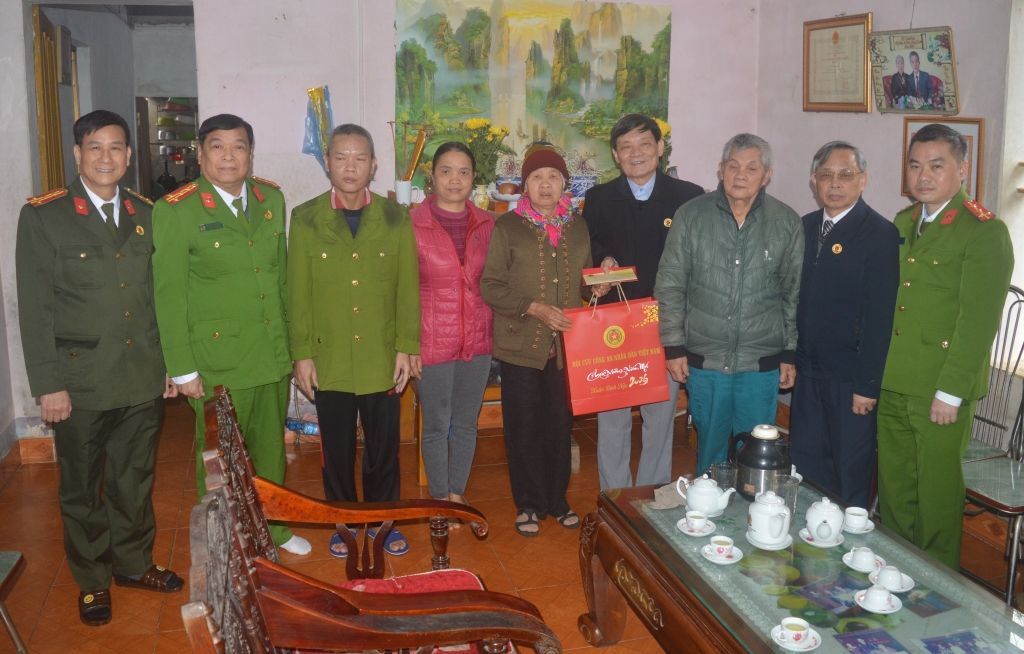 Trung tướng Trần Văn Nhuận thăm hỏi, tặng quà hội viên cựu CAND tại xã Vị Xuyên