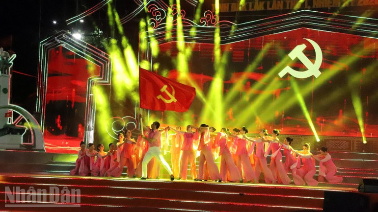 Vững bước dưới cờ Đảng -0