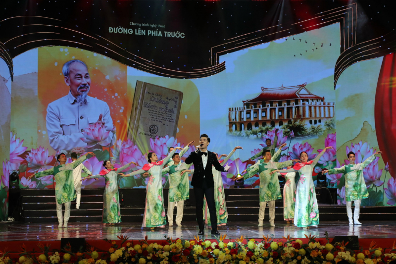 Bản hoà ca về niềm tin son sắt, vững bước tới tương lai dưới lá cờ của Đảng -1