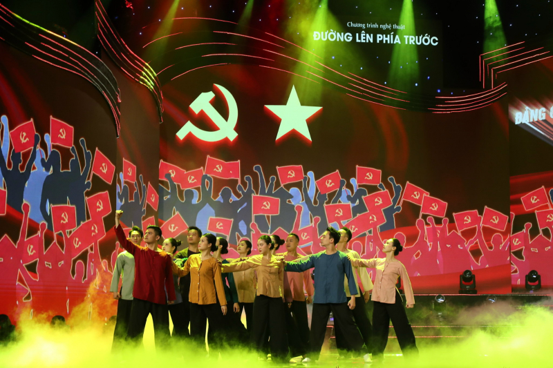 Bản hoà ca về niềm tin son sắt, vững bước tới tương lai dưới lá cờ của Đảng -1