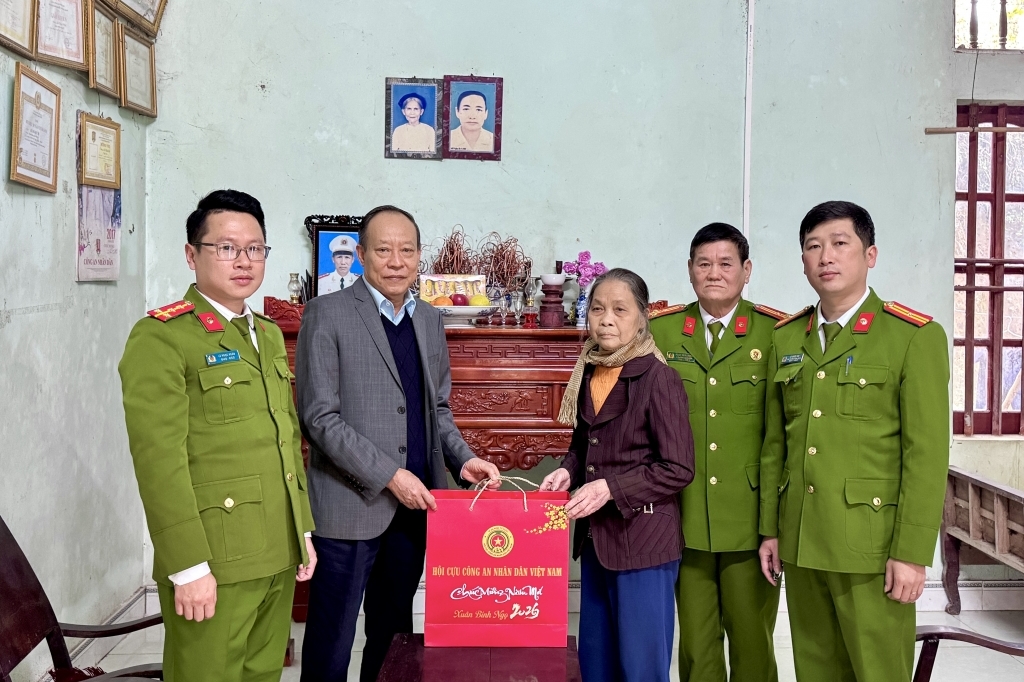 Thượng tướng Lê Quý Vương thăm hỏi gia đình cố cán bộ CAND nhân dịp Tết Nguyên đán Bính Ngọ 2026