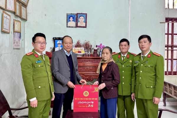 Thượng tướng Lê Quý Vương thăm hỏi gia đình cố cán bộ CAND nhân dịp Tết Nguyên đán Bính Ngọ 2026