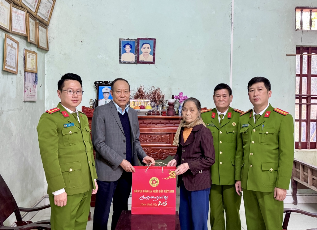 Thượng tướng Lê Quý Vương thăm hỏi gia đình cố cán bộ CAND nhân dịp Tết Nguyên đán Bính Ngọ 2026