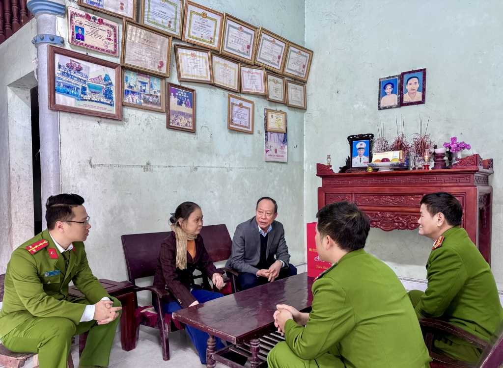 Thượng tướng Lê Quý Vương thăm hỏi gia đình cố cán bộ CAND nhân dịp Tết Nguyên đán Bính Ngọ 2026