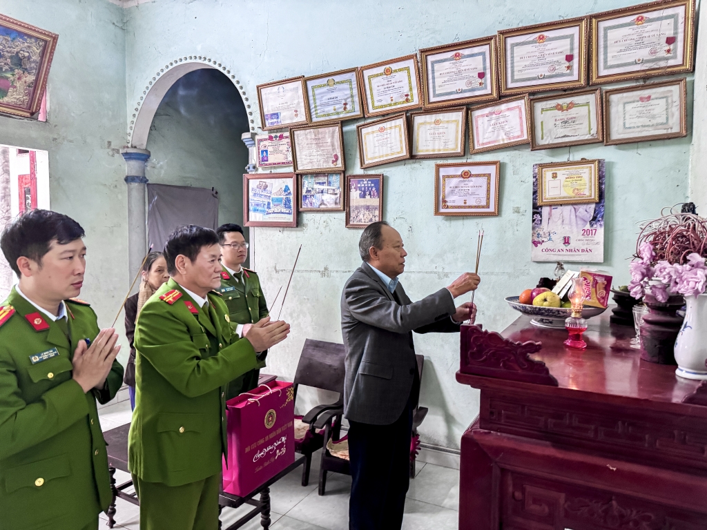 Thượng tướng Lê Quý Vương thăm hỏi gia đình cố cán bộ CAND nhân dịp Tết Nguyên đán Bính Ngọ 2026