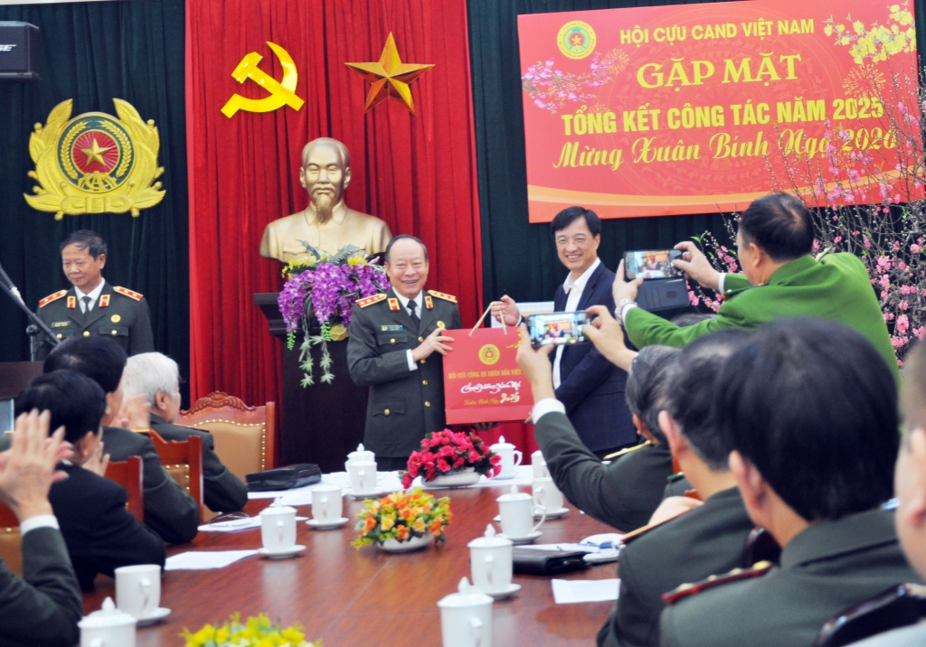 Bí thư Thành ủy Hà Nội Nguyễn Duy Ngọc thăm và chúc Tết Hội Cựu CAND Việt Nam