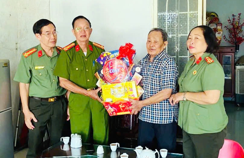 Hội Cựu CAND tỉnh Khánh Hòa thăm và chúc Tết hội viên cao tuổi