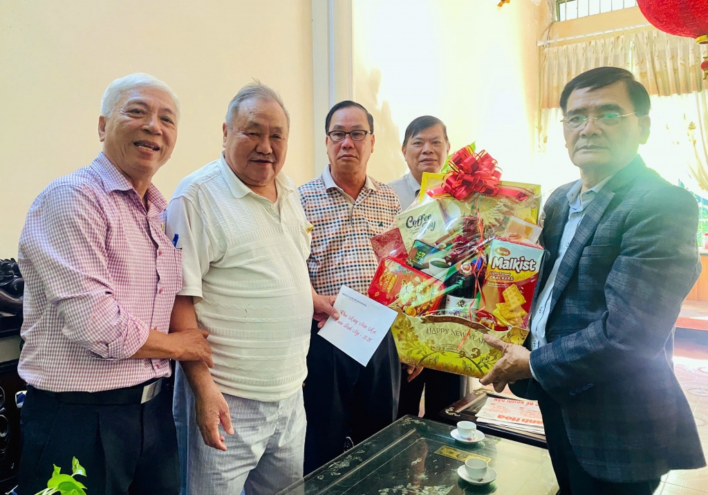 Hội Cựu CAND tỉnh Khánh Hòa thăm và chúc Tết hội viên cao tuổi