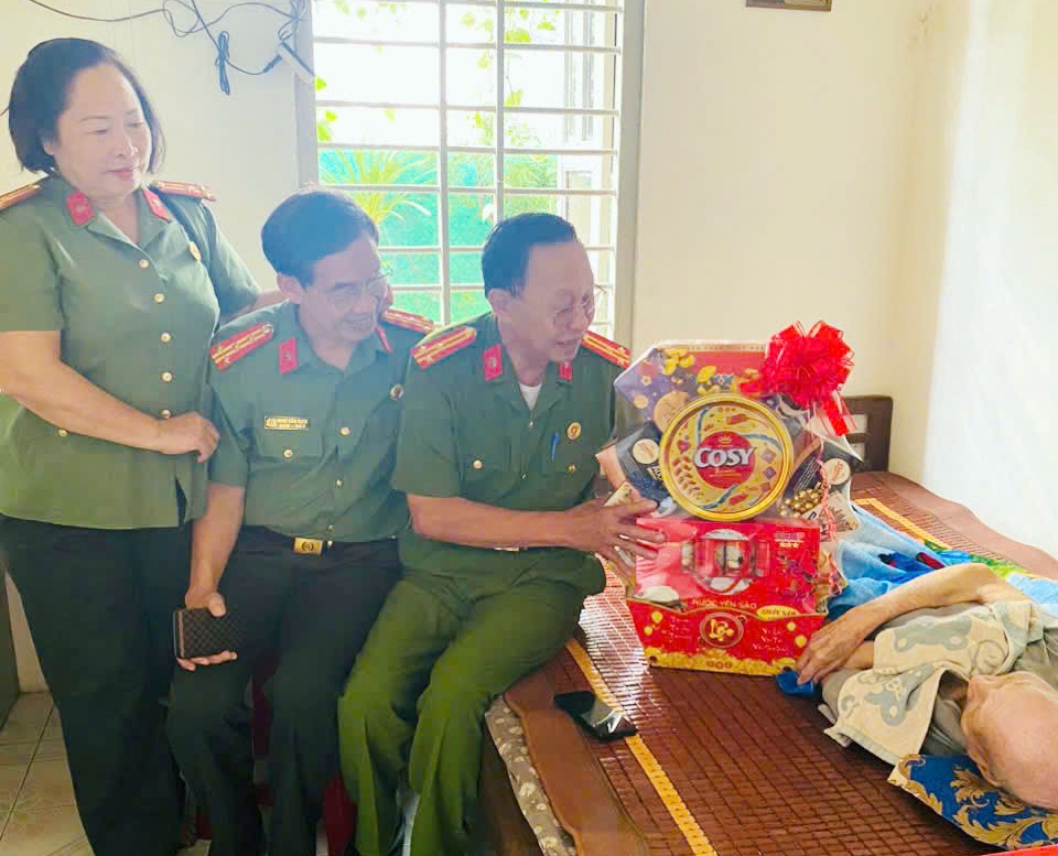 Hội Cựu CAND tỉnh Khánh Hòa thăm và chúc Tết hội viên cao tuổi