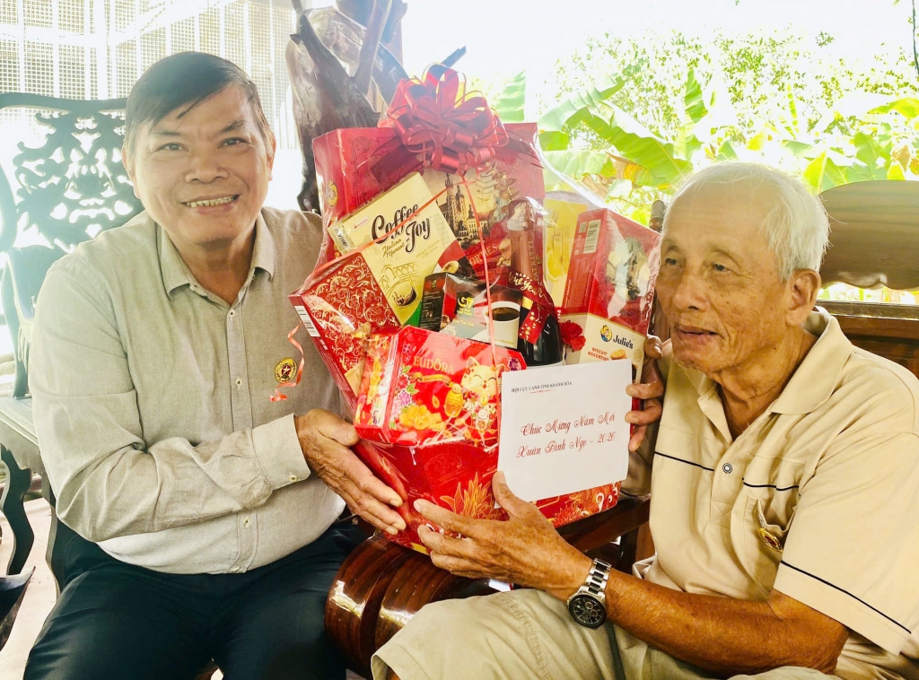 Hội Cựu CAND tỉnh Khánh Hòa thăm và chúc Tết hội viên cao tuổi