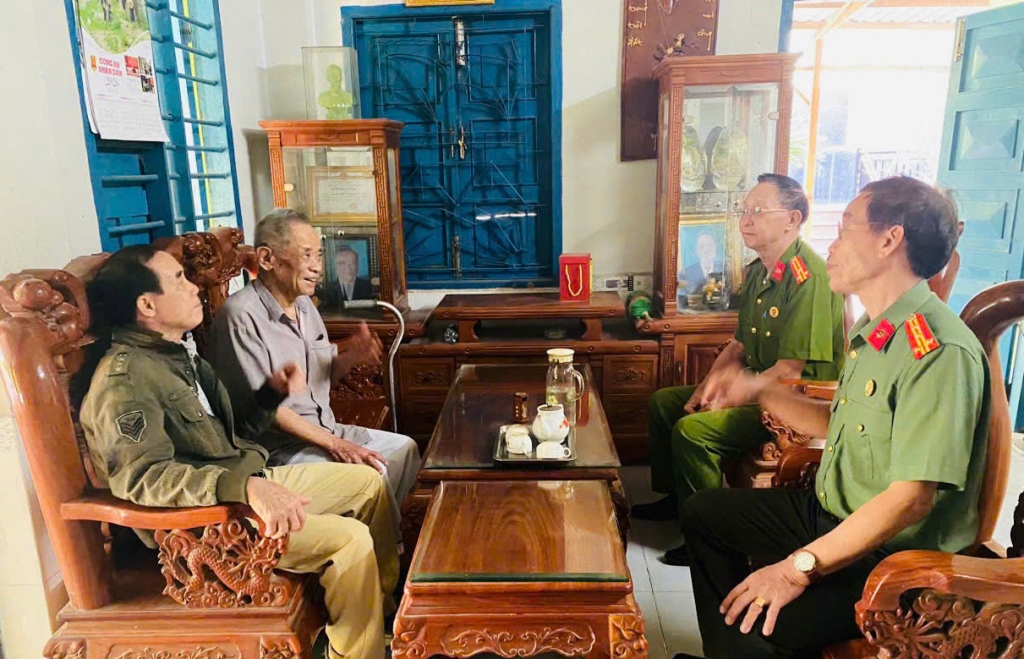 Hội Cựu CAND tỉnh Khánh Hòa thăm và chúc Tết hội viên cao tuổi