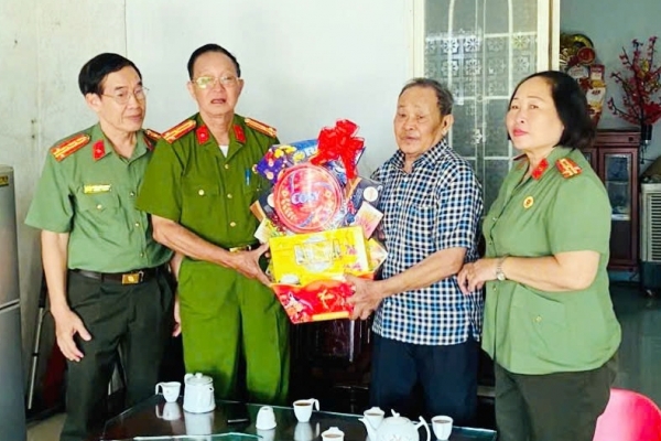 Hội Cựu CAND tỉnh Khánh Hòa thăm và chúc Tết hội viên cao tuổi