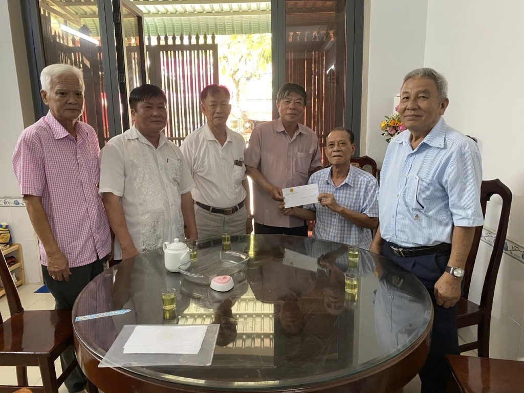 Cần Thơ: Chi hội Cựu CAND phường Cái Khế thăm và chúc Tết các hội viên lão thành