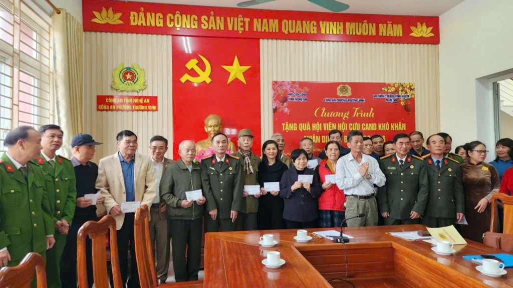 Hội Cựu CAND tỉnh Nghệ An tặng quà hội viên đặc biệt khó khăn dịp Tết Bính Ngọ 2026