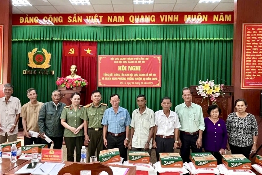 Cần Thơ: Các Chi hội Cựu CAND TP Cần Thơ tặng quà Tết cho hội viên