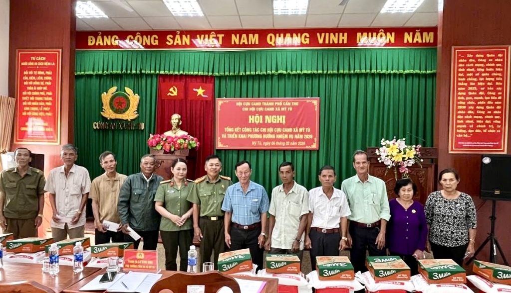 Cần Thơ: Các Chi hội Cựu CAND TP Cần Thơ tặng quà Tết cho hội viên