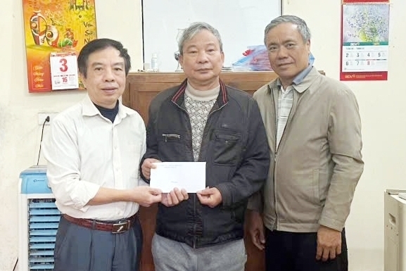 Ninh Bình: Chi hội Cựu CAND phường Phủ Lý thăm hỏi, tặng quà Tết hội viên có hoàn cảnh khó khăn