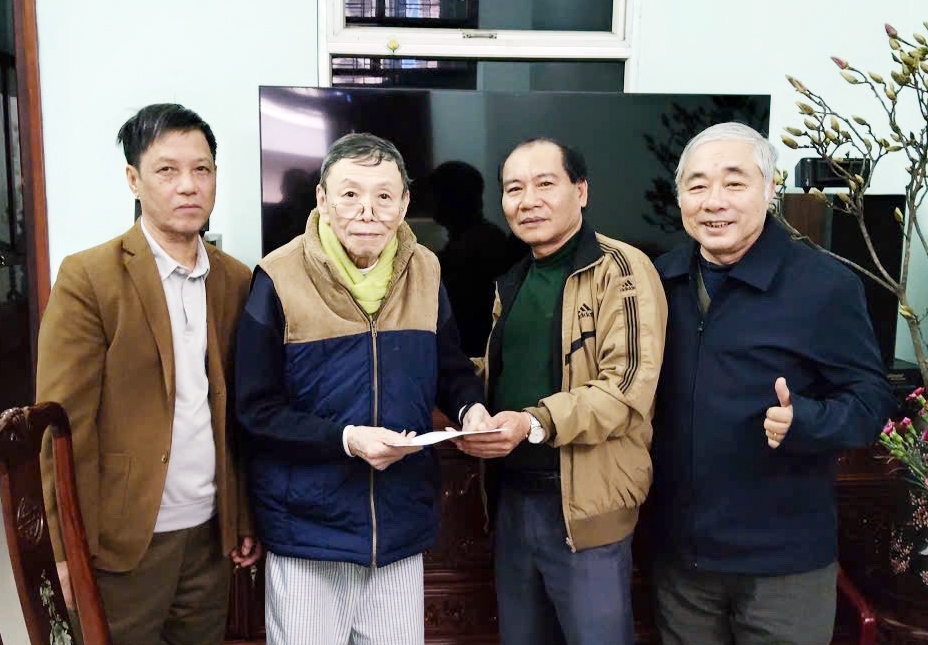 Ninh Bình: Chi hội Cựu CAND phường Phủ Lý thăm hỏi, tặng quà Tết Xuân Bính Ngọ 2026