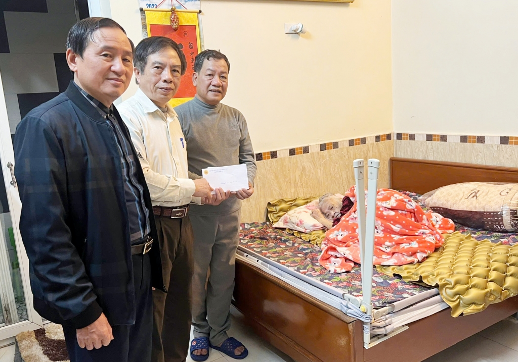 Ninh Bình: Chi hội Cựu CAND phường Phủ Lý thăm hỏi, tặng quà Tết Xuân Bính Ngọ 2026