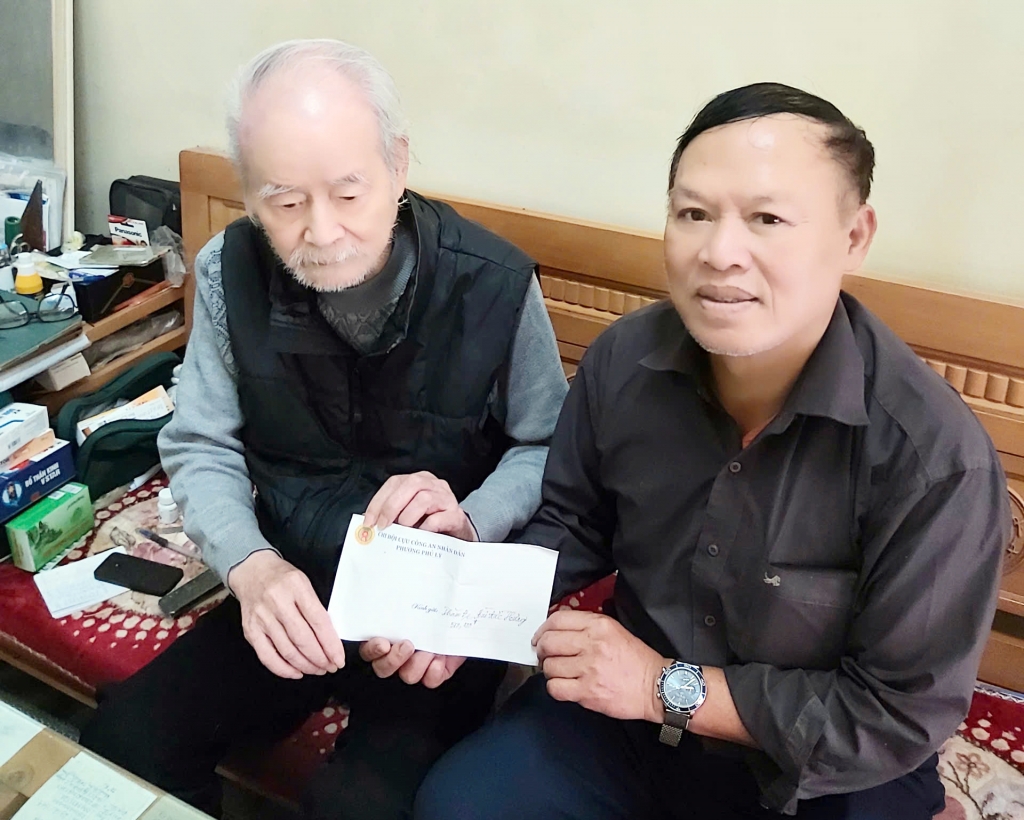 Ninh Bình: Chi hội Cựu CAND phường Phủ Lý thăm hỏi, tặng quà Tết Xuân Bính Ngọ 2026