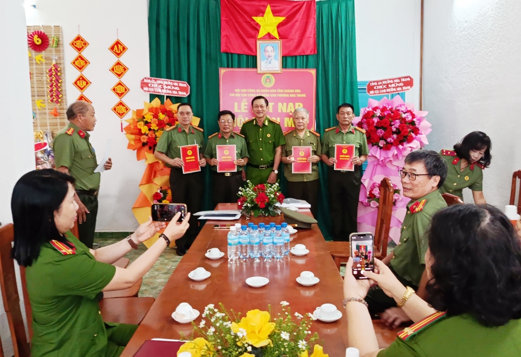 Khánh Hòa: Chi hội Cựu CAND phường Nha Trang tổng kết công tác năm 2025 và kết nạp hội viên mới