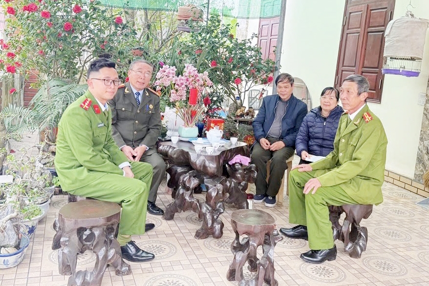Hội Cựu CAND Việt Nam và Doanh nghiệp Toàn Trung thăm, trao quà Tết cho gia đình hội viên bị nhiễm chất độc da cam