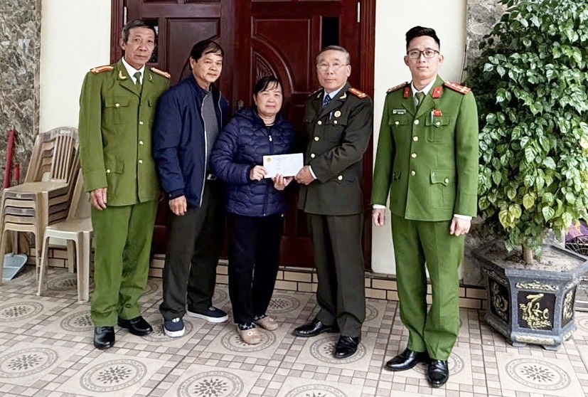 Hội Cựu CAND Việt Nam và Doanh nghiệp Toàn Trung thăm, trao quà Tết cho gia đình hội viên bị nhiễm chất độc da cam