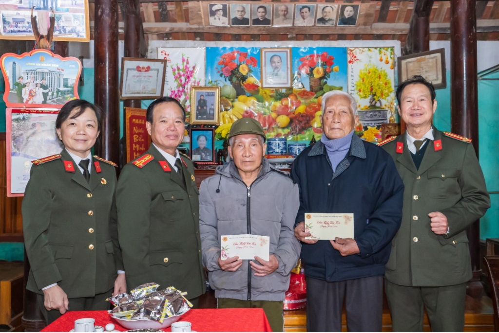 Ấm áp nghĩa tình đồng đội của Hội Cựu CAND tỉnh Bắc Ninh nhân dịp Tết đến, Xuân về