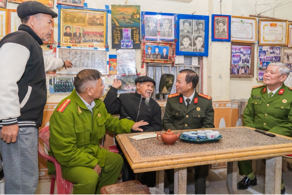 Ấm áp nghĩa tình đồng đội của Hội Cựu CAND tỉnh Bắc Ninh nhân dịp Tết đến, Xuân về