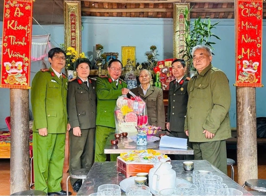 Ấm áp nghĩa tình đồng đội của Hội Cựu CAND tỉnh Bắc Ninh nhân dịp Tết đến, Xuân về