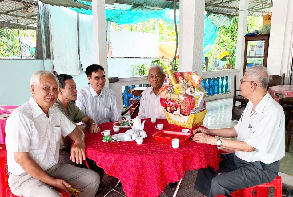 Hội Cựu CAND tỉnh Vĩnh Long thăm hỏi hội viên khó khăn dịp Tết Bính Ngọ 2026