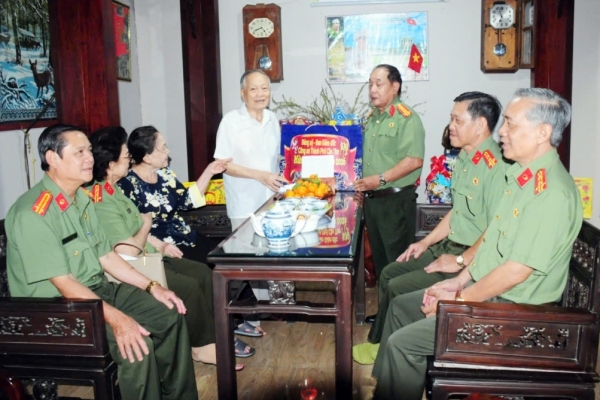 Ban Thường vụ Hội Cựu CAND TP Cần Thơ thăm, chúc Tết gia đình các nguyên lãnh đạo Công an thành phố