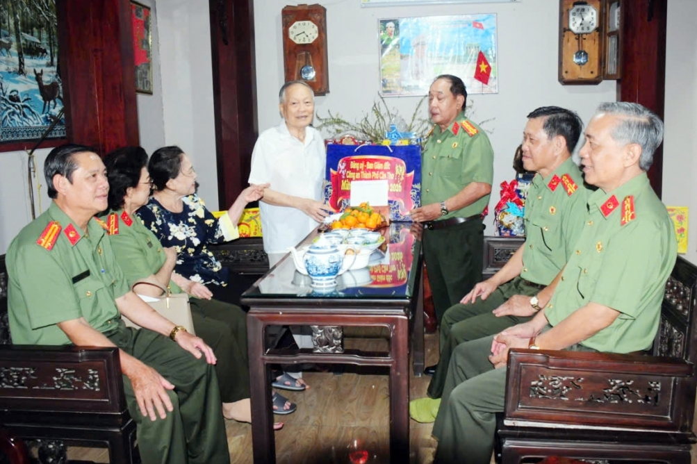 Ban Thường vụ Hội Cựu CAND TP Cần Thơ thăm, chúc Tết gia đình các nguyên lãnh đạo Công an thành phố