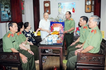Ban Thường vụ Hội Cựu CAND TP Cần Thơ thăm, chúc Tết gia đình các nguyên lãnh đạo Công an thành phố