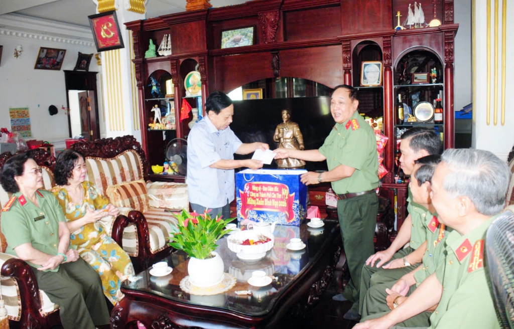 Ban Thường vụ Hội Cựu CAND TP Cần Thơ thăm, chúc Tết gia đình các nguyên lãnh đạo Công an thành phố