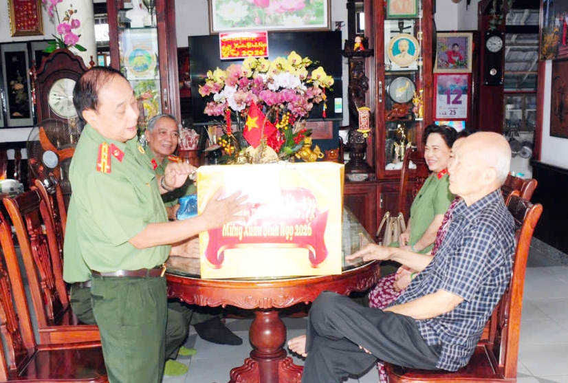 Ban Thường vụ Hội Cựu CAND TP Cần Thơ thăm, chúc Tết gia đình các nguyên lãnh đạo Công an thành phố