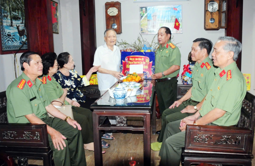 Ban Thường vụ Hội Cựu CAND TP Cần Thơ thăm, chúc Tết gia đình các nguyên lãnh đạo Công an thành phố