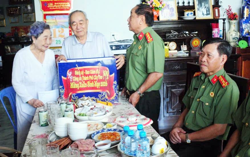 Ban Thường vụ Hội Cựu CAND TP Cần Thơ thăm, chúc Tết gia đình các nguyên lãnh đạo Công an thành phố