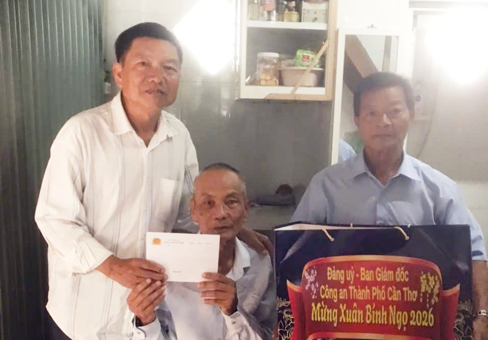 Ban Thường vụ Hội Cựu CAND TP Cần Thơ thăm, chúc Tết gia đình các nguyên lãnh đạo Công an thành phố