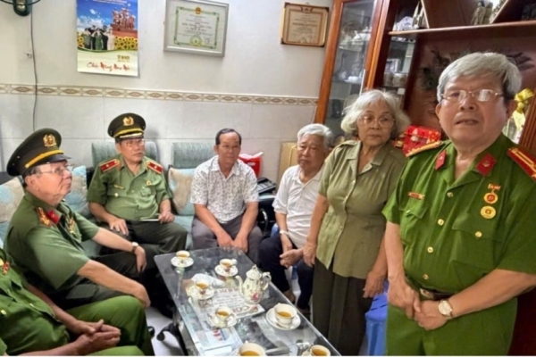Đoàn Hội Cựu CAND Việt Nam cùng Hội Cựu CAND TP.HCM thăm, chúc Tết hội viên nhân dịp Xuân mới