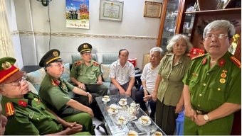 Đoàn Hội Cựu CAND Việt Nam cùng Hội Cựu CAND TP.HCM thăm, chúc Tết hội viên nhân dịp Xuân mới