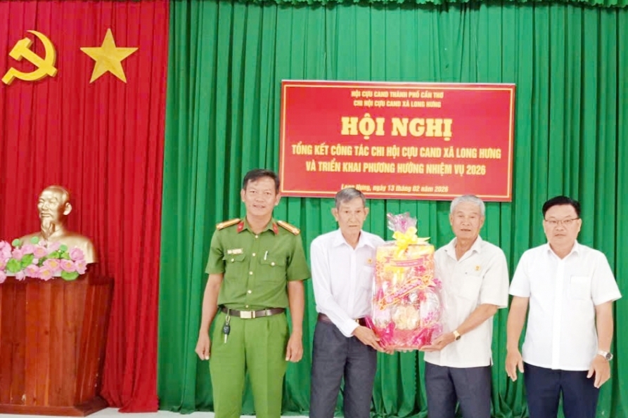 Cần Thơ: Ấm áp lễ trao quà Tết cho hội viên cựu CAND tại xã Long Hưng và An Ninh