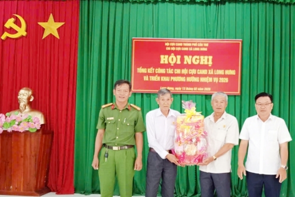 Cần Thơ: Ấm áp lễ trao quà Tết cho hội viên cựu CAND tại xã Long Hưng và An Ninh
