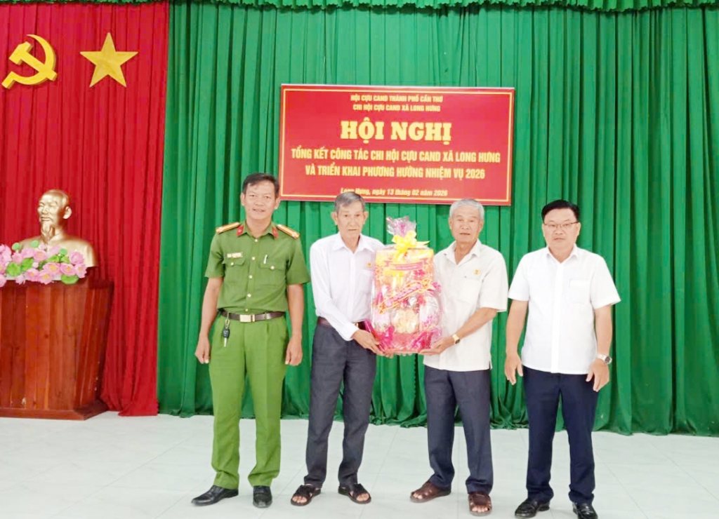 Cần Thơ: Ấm áp lễ trao quà Tết cho hội viên cựu CAND tại xã Long Hưng và An Ninh Cần Thơ: Ấm áp lễ trao quà Tết cho hội viên cựu CAND tại xã Long Hưng và An Ninh