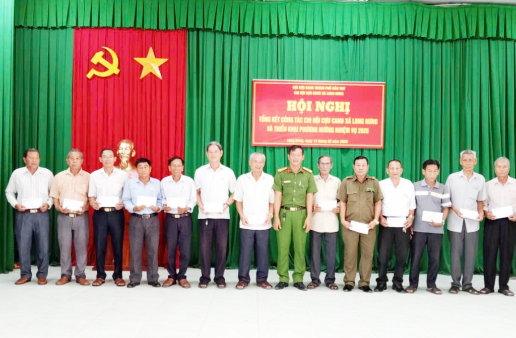 Cần Thơ: Ấm áp lễ trao quà Tết cho hội viên cựu CAND tại xã Long Hưng và An Ninh Cần Thơ: Ấm áp lễ trao quà Tết cho hội viên cựu CAND tại xã Long Hưng và An Ninh