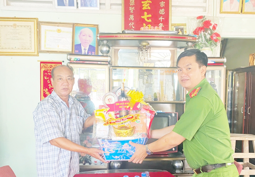 Cần Thơ: Ấm áp lễ trao quà Tết cho hội viên cựu CAND tại xã Long Hưng và An Ninh Cần Thơ: Ấm áp lễ trao quà Tết cho hội viên cựu CAND tại xã Long Hưng và An Ninh