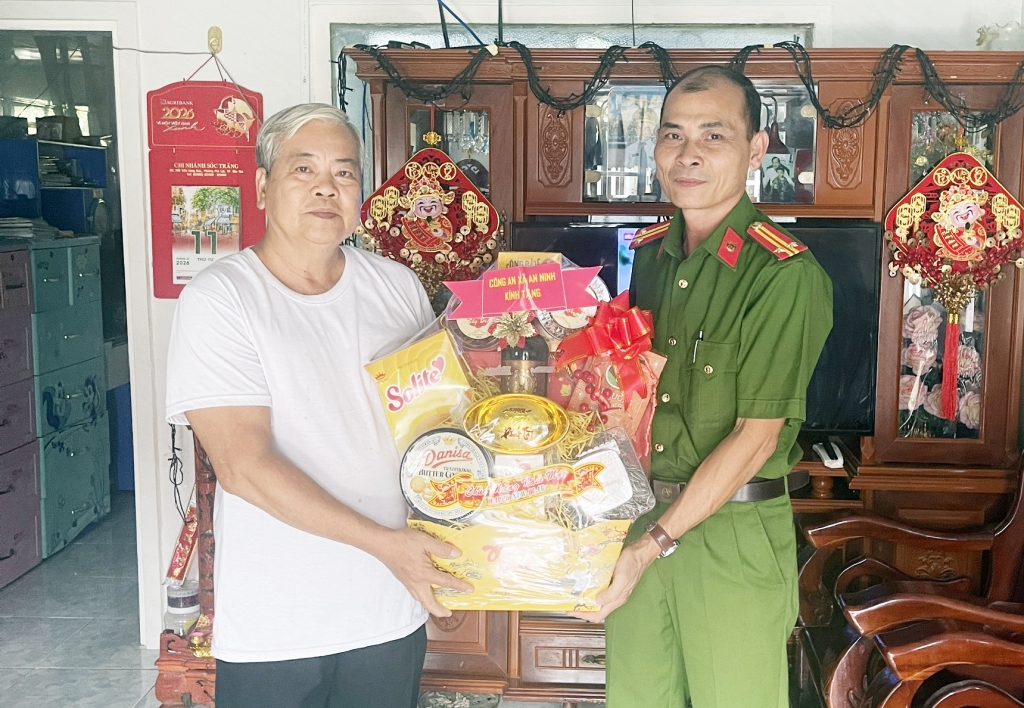 Cần Thơ: Ấm áp lễ trao quà Tết cho hội viên cựu CAND tại xã Long Hưng và An Ninh Cần Thơ: Ấm áp lễ trao quà Tết cho hội viên cựu CAND tại xã Long Hưng và An Ninh